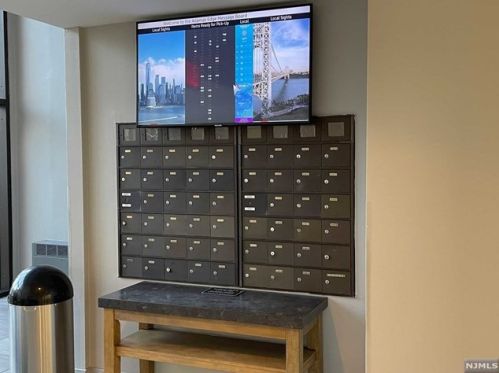 1111 River Rd, Edgewater NJ  07020-1335 exterior