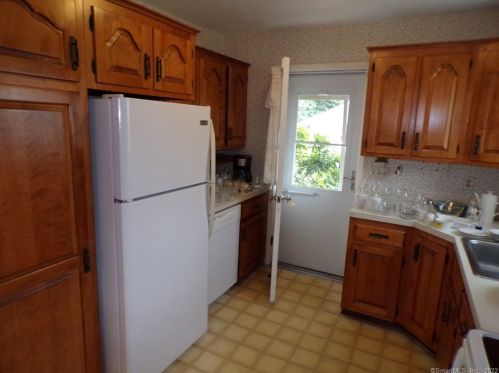 12 Raymond Rd, Wapping, CT 06074-3224