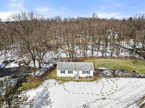 106 Old Glenham Rd, Fishkill, NY 12524-1916