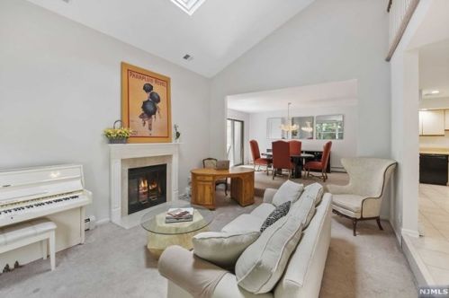 43 Bentley Dr, Franklin Lakes NJ  07417-1941 exterior