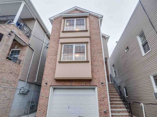 71 21st St, Bayonne, NJ 07002-4533