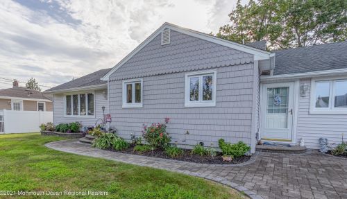 16 Laurelhurst Dr, Bricktown, NJ 08724-3644