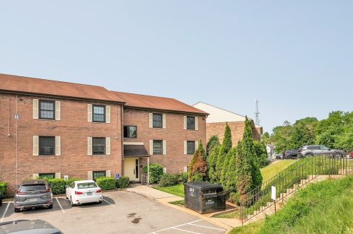 7251 Beacon Hill Dr, Pittsburgh, PA 15221-2562