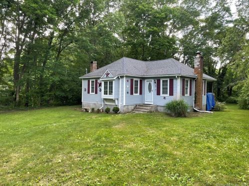 7 Pole Ave, Moosup, CT 06354-1039