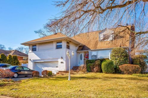 527 Queen St, Westbury, NY 11590-1399