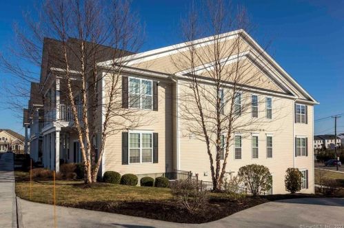 118 Center Meadow Ln, Danbury, CT 06810