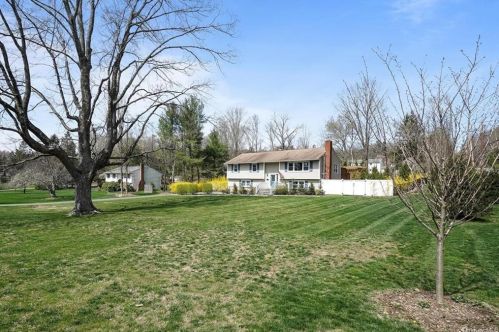 2 Mohawk Ln, Yorktown Hgts NY  10598-6328 exterior