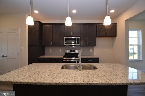 226 Sunglo Dr, Dauberville, PA 19533-8673