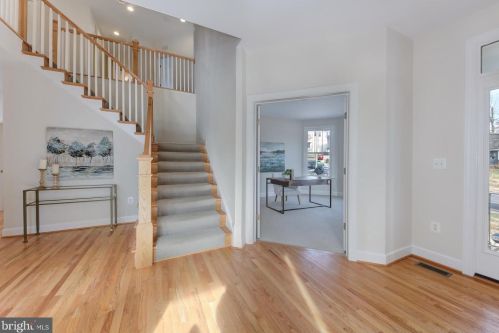 2002 Griffith Rd, Falls Church, VA 22043-1437