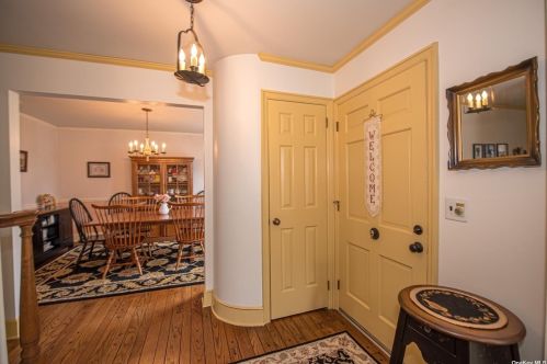 62 Chestnut Cir, Northport, NY 11768-2008