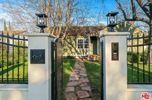 5752 Calhoun Ave, Van Nuys, CA 91401-4221