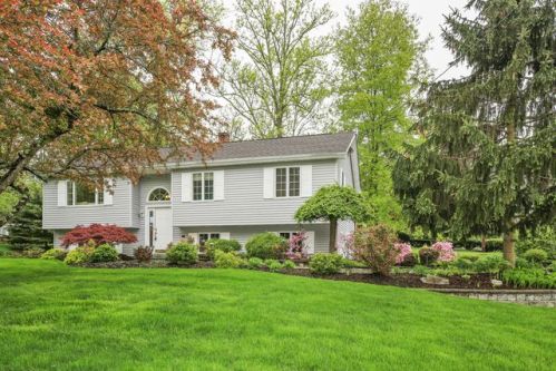 117 Lake Baldwin Dr, Mahopac, NY 10541-4126