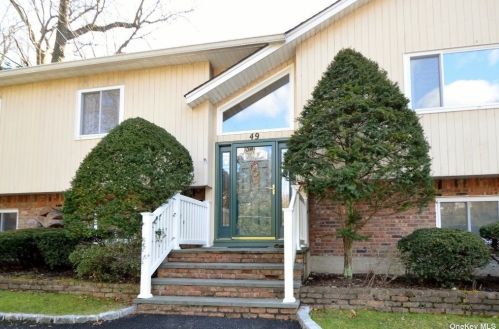 49 Scudders Ln, Muttontown, NY 11545-1535