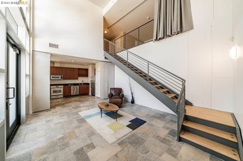 569 9th St, Oakland CA  94607-3833 exterior