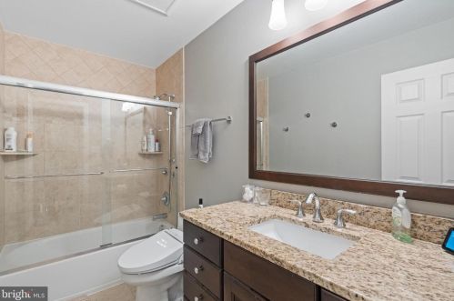 827 Spring Knoll Dr, Herndon VA  20170-3920 exterior