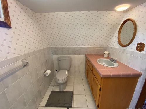 1 Clifton St, Lyme CT  06371-2024 exterior