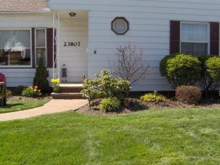 23807 Edgehill Dr, Cleveland OH  44122-1223 exterior
