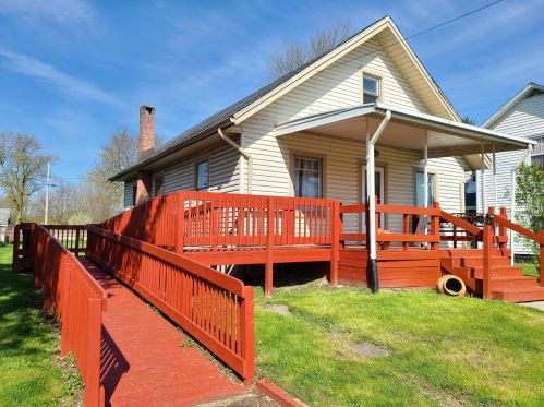 420 Seltzer St, Crestline, OH 44827-1437