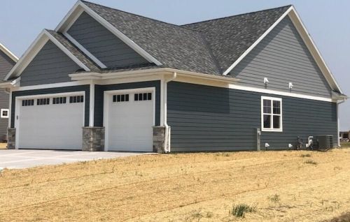 6862 Jamestown Dr, West Bend, WI 53090-9107