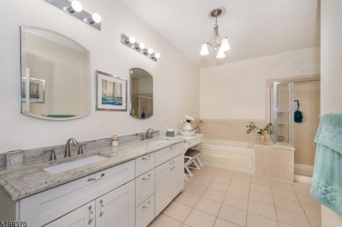 24 Silicon Dr, West Paterson NJ  07424-4225 exterior