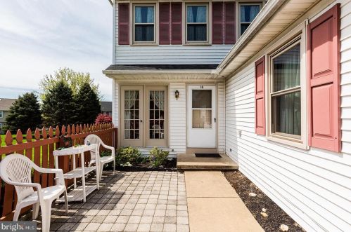 18 Townsend Ct, Lancaster PA  17603-6797 exterior