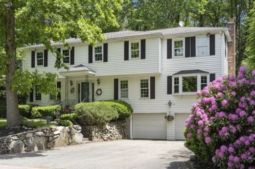 31 Cheney Pond Rd, Medfield, MA 02052-1401