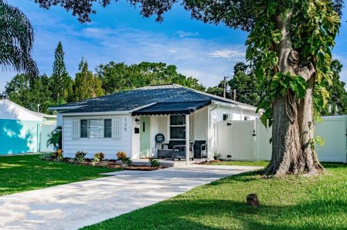 125 41st Ave, Saint Petersburg, FL 33703-5823