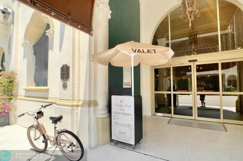 235 Sunrise Ave, Palm Beach FL  33480-3896 exterior