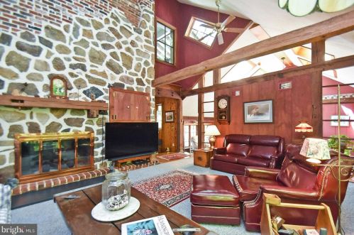 5693 Kernsville Rd, Orefield PA  18069-2226 exterior