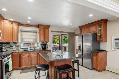 577 Centre Ave, North Lindenhurst NY  11757-3114 exterior