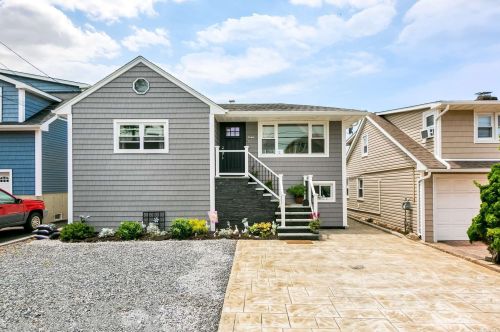 2546 Seminole Ave, Seaford, NY 11783-3440