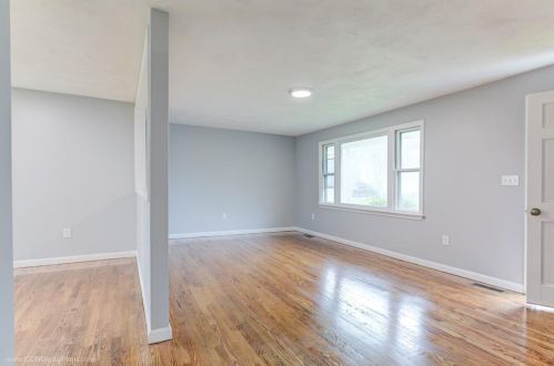 121 Fir Ave, Tiverton RI  02878-1640 exterior