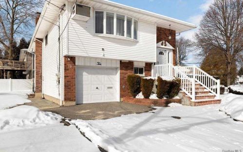 10 Pollok Pl, Hicksville, NY 11801-2220