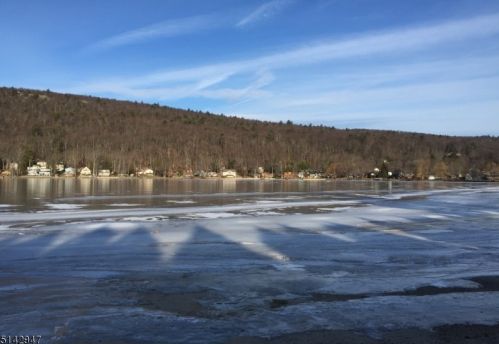 112 Pinecliff Lake Dr, West Milford Lakes NJ  07480-1378 exterior