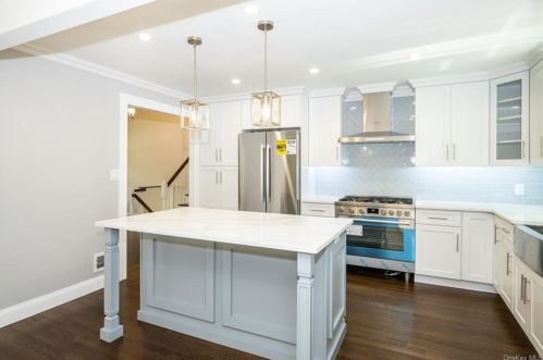 73 Rolling Way, New Rochelle NY  10804-2405 exterior
