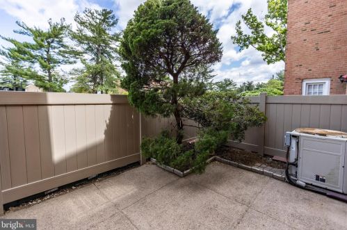 1151 Harbour Dr, Palmyra NJ 08065-2216 exterior