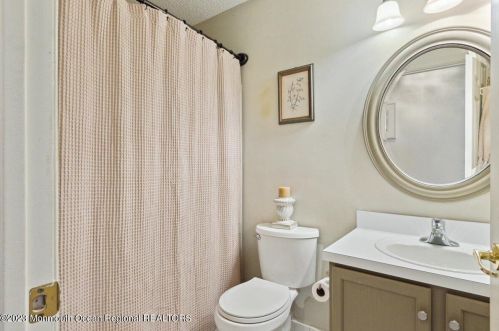 5 Phoenix Ct, Tinton Falls NJ 07712-7773 exterior