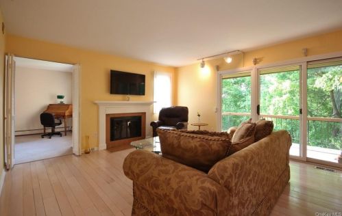 701 Eagle Bay Dr, Crotonville NY  10562-2372 exterior