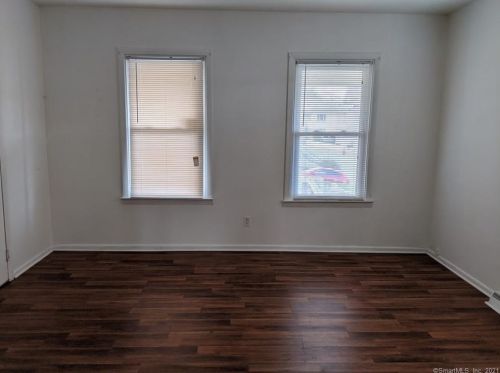 9 Mohawk Ave, Derby, CT 06418-1304