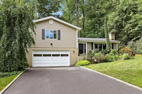 135 Geymer Dr, Mahopac, NY 10541-2041