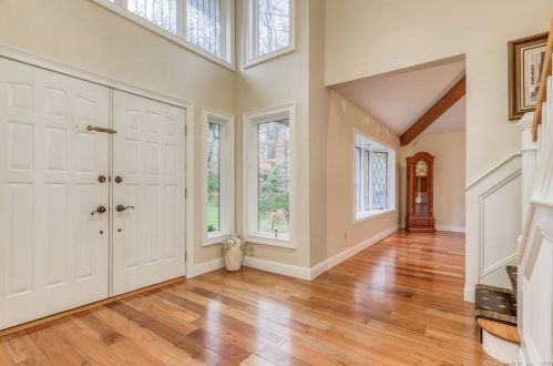 187 Canoe Brook Rd, Bridgeport, CT 06611-2209