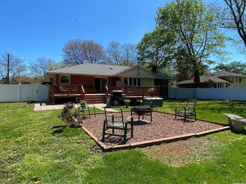 672 Larkfield Rd, Elwood NY  11731-5914 exterior