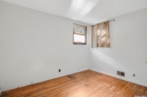 812 Larkfield Rd, Elwood NY  11731-6503 exterior