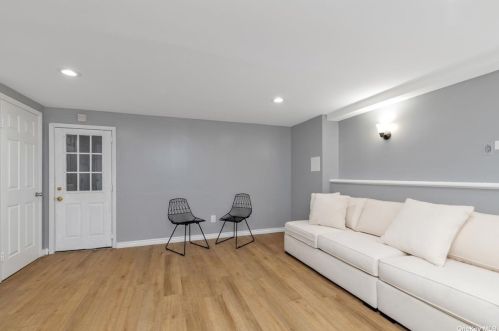 545 Queen St, Westbury NY  11590-1399 exterior