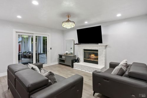 1068 Matthew Ct, Windsor CA  95492-8778 exterior
