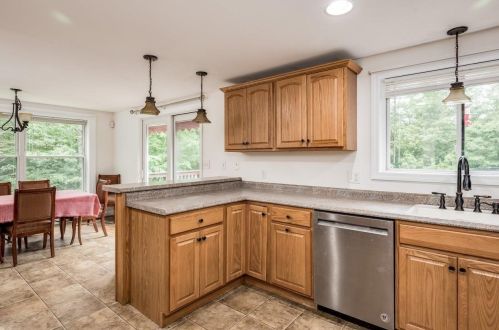 225 Raymond Rd, Deerfield NH  03037-1506 exterior