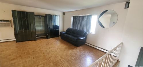 583 16th St, North Lindenhurst, NY 11757-4459