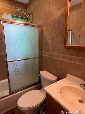 80 Doges Promenade, North Lindenhurst NY  11757-6408 exterior