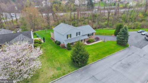 5805 Hillsborough Ct, Harrisburg PA  17111-4736 exterior