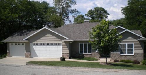 1095 Vista Rd, Ely, IA 52227-9635